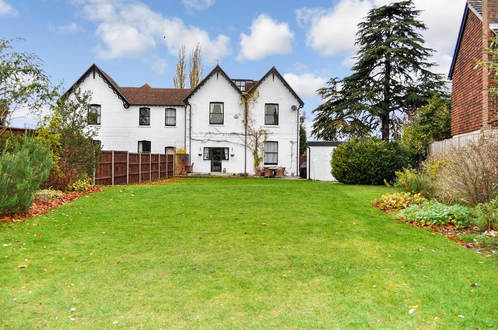 Horseshoe Lane West, Merrow, Guildford, Surrey, GU1 6 bed detached