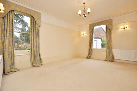 6 bedroom detached house to rent, Horseshoe Lane West, Merrow, Guildford, Surrey, GU1