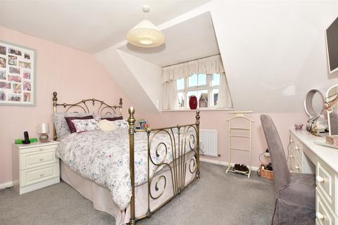 4 Mollison Rise, Gravesend, DA12 4QJ