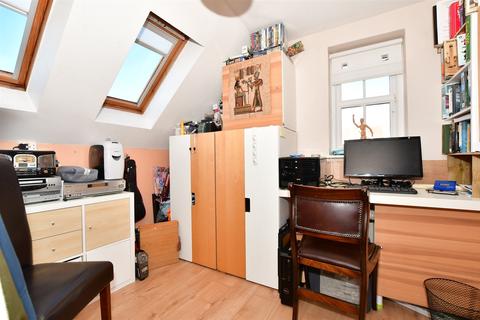 4 Mollison Rise, Gravesend, DA12 4QJ