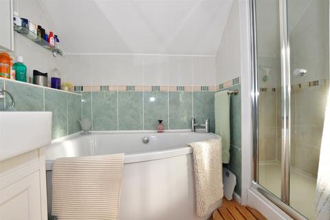 4 Mollison Rise, Gravesend, DA12 4QJ