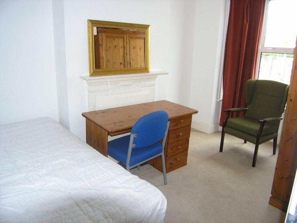 3 Room inclusive of bills Comer Gardens House share £434 pcm (£100 pw)