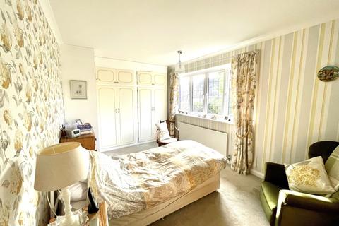 26 Alderside Walk, Englefield Green, Egham, TW20 0LY