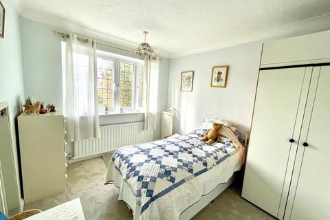 26 Alderside Walk, Englefield Green, Egham, TW20 0LY