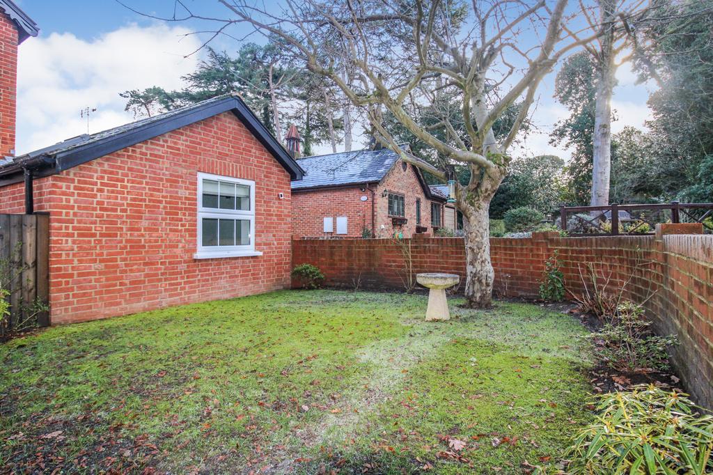 Sycamore Road, Farnborough, GU14 2 bed cottage £440,000