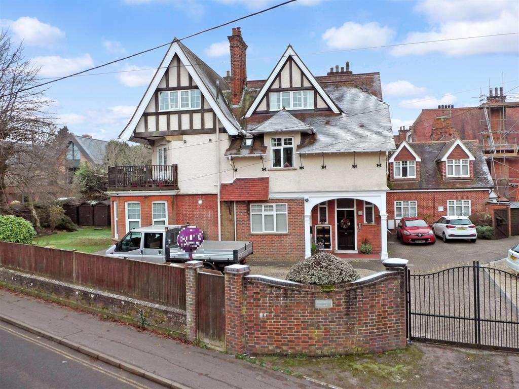 Heath Road Petersfield GU31 2 bed apartment £1,200 pcm (£277 pw)