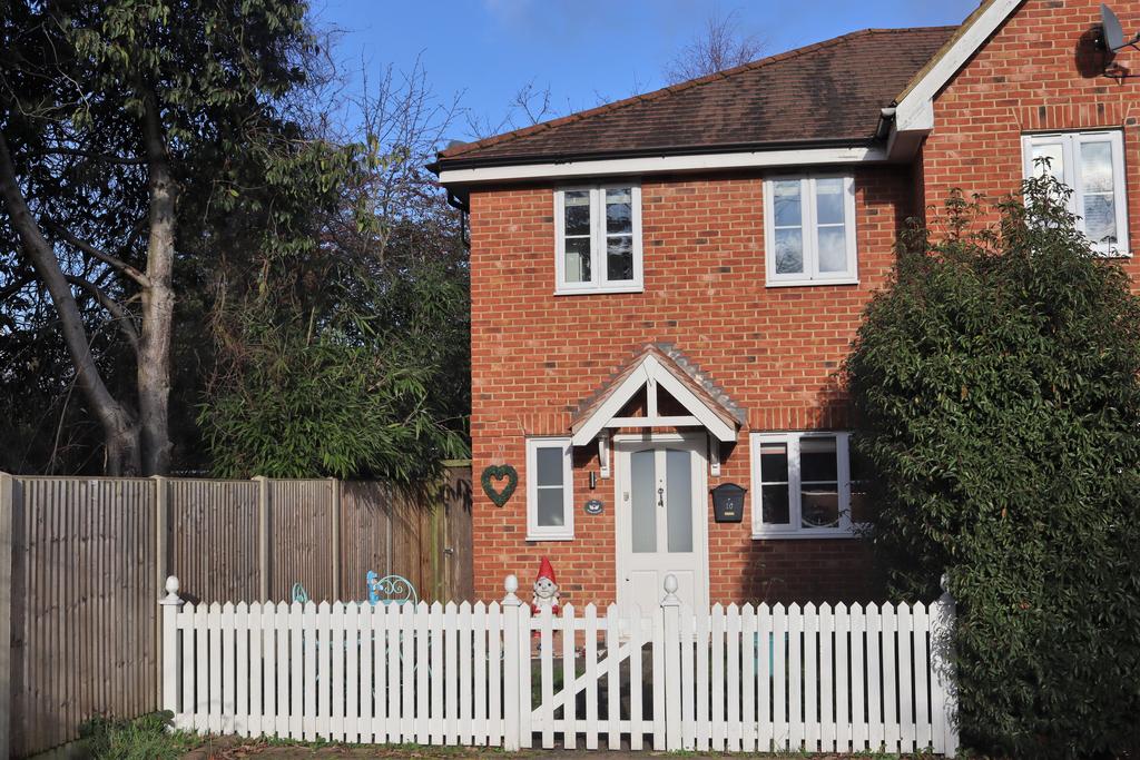Hersham Gardens, Hersham KT12 2 bed semidetached house for sale £525,000
