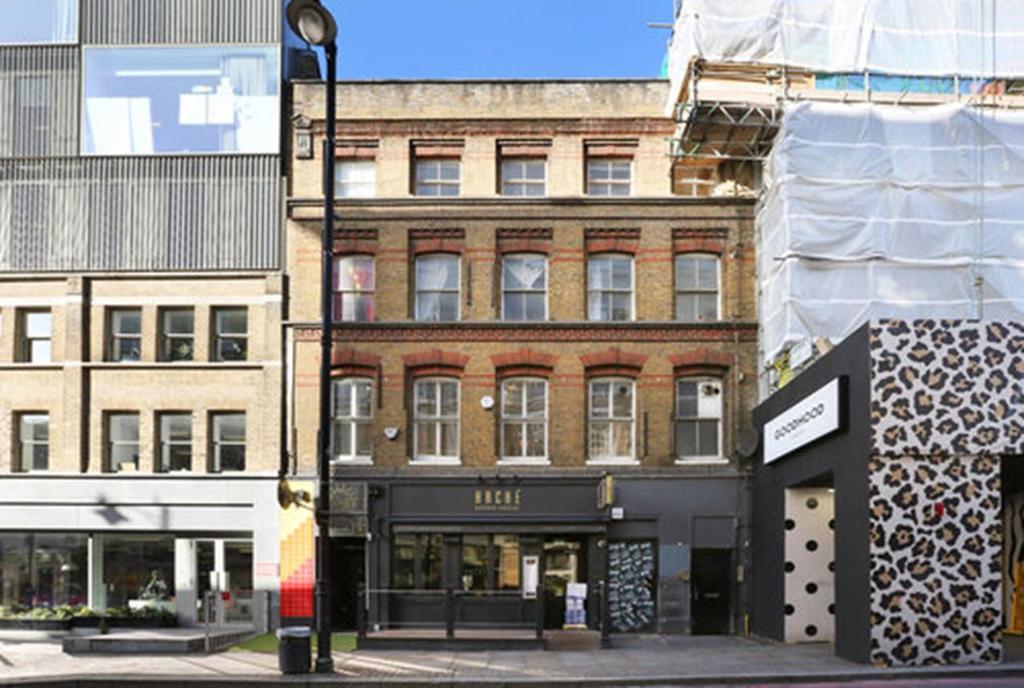 First Floor, 147 Curtain Road... Office £3,634 pcm (£839 pw)