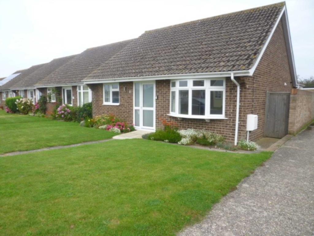 Cakeham Way, West Wittering 2 bed semidetached house £1,150 pcm (£
