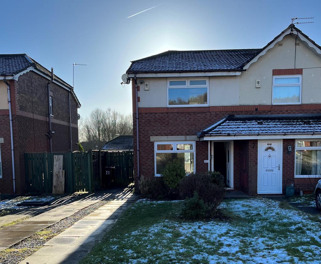 April Close, Oldham, OL8 3 bed semidetached house £950 pcm (£219 pw)