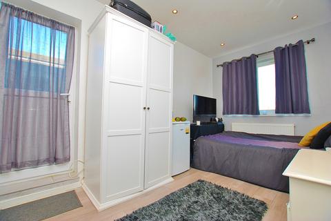 6 bedroom end of terrace house to rent, Guildford Park Avenue, Guildford, Surrey, GU2