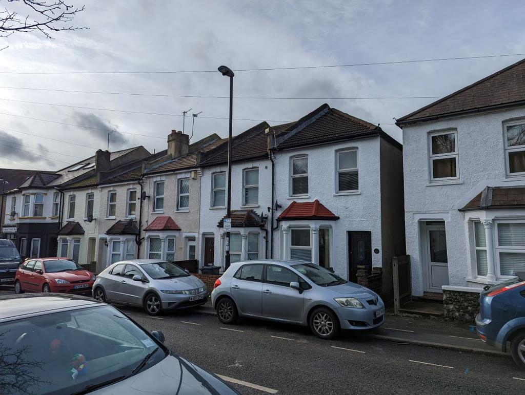 64 Sussex Road, South Croydon... 3 bed end of terrace house £200,000