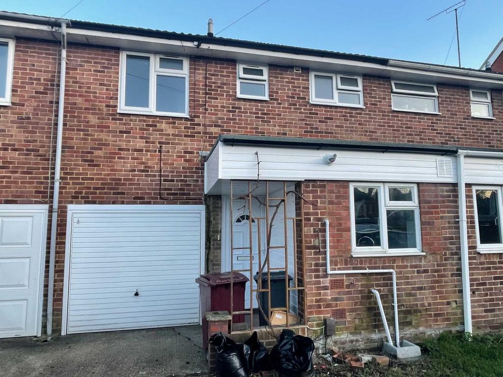 Ledbury Close 3 bed end of terrace house £1,600 pcm (£369 pw)