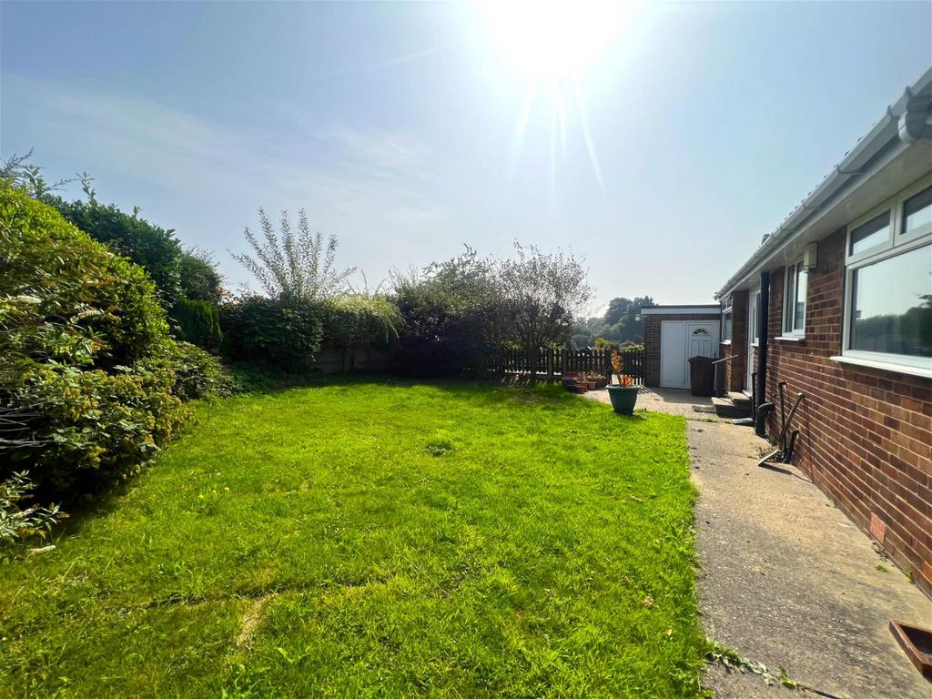 Pogmoor Road, Barnsley, S75 2JT 3 bed detached bungalow £950 pcm (£