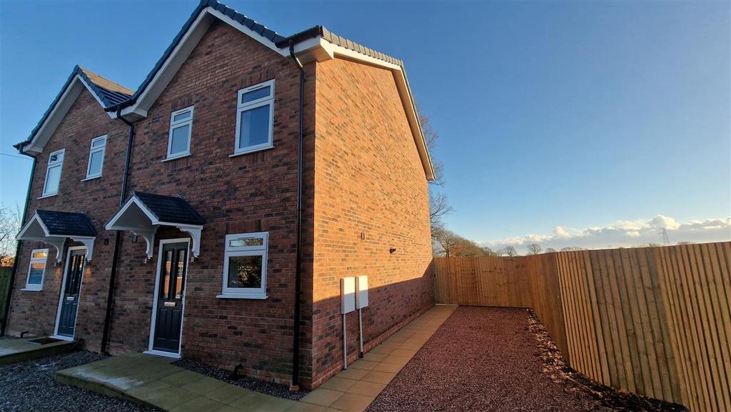 The Acres, Middlewich Road, Winsford 3 bed semidetached house £950