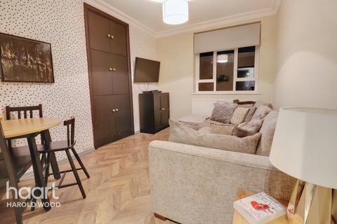15 Dunstable Road, Romford, RM3 8JB
