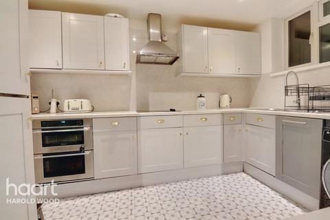 15 Dunstable Road, Romford, RM3 8JB