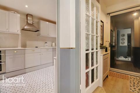 15 Dunstable Road, Romford, RM3 8JB