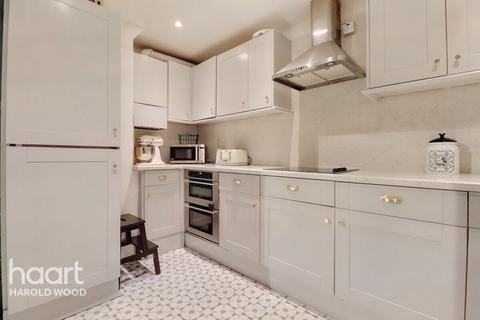 15 Dunstable Road, Romford, RM3 8JB