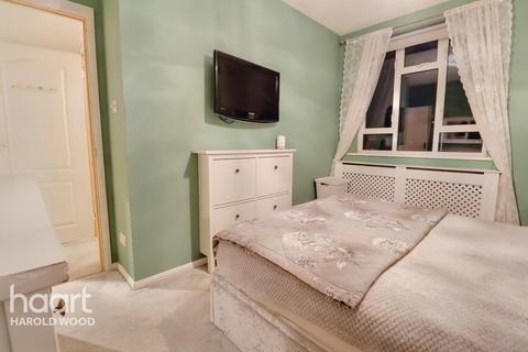 15 Dunstable Road, Romford, RM3 8JB
