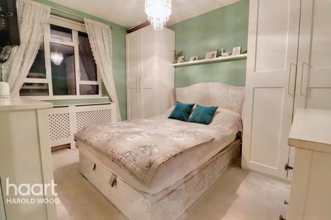 15 Dunstable Road, Romford, RM3 8JB