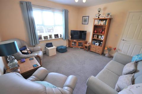 24 Chace Court, Thorne, Doncaster, DN8 4BW
