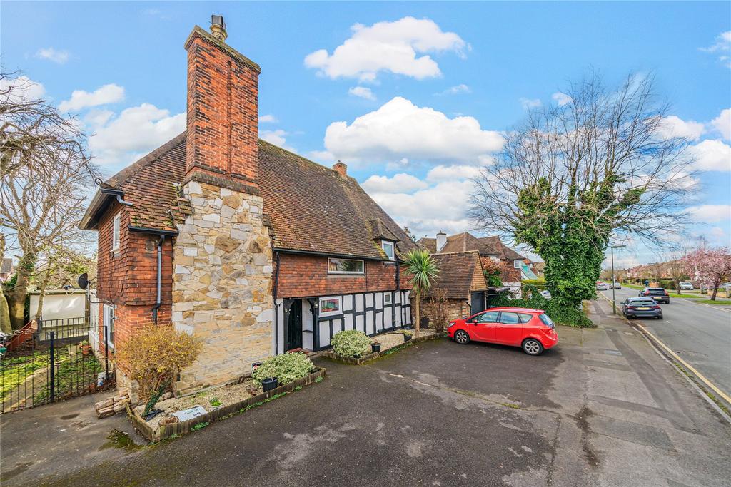 Walton Park, WaltonOnThames... 5 bed detached house for sale £900,000