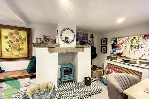 8 Dandy Row, Darwen, BB3 3BL