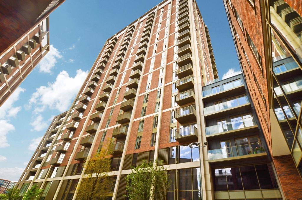 Local Crescent, 2 Hulme Street... 2 bed flat £1,400 pcm (£323 pw)