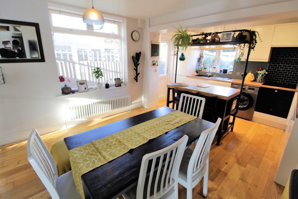 Hart Road, Byfleet 2 bed semidetached house £450,000