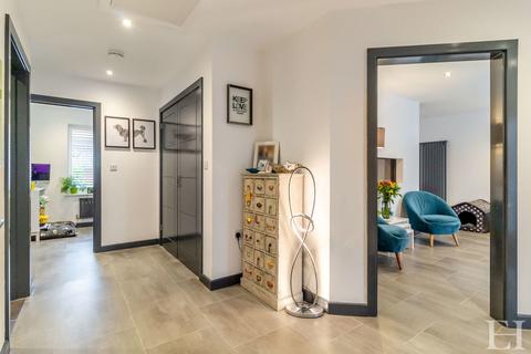 Honey Bee, 56b Chapel Lane, Great Blakenham, Ipswich, IP6 0JZ