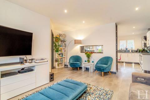 Honey Bee, 56b Chapel Lane, Great Blakenham, Ipswich, IP6 0JZ