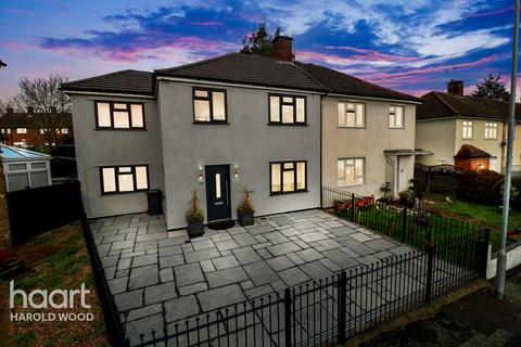 21 Daventry Gardens, Romford, RM3 7QU