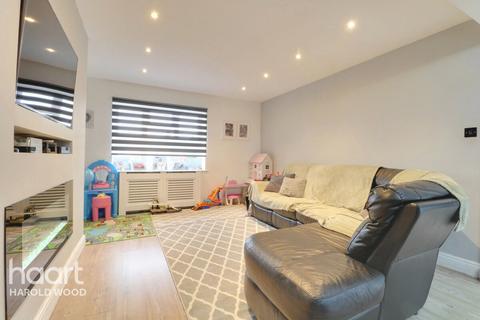 21 Daventry Gardens, Romford, RM3 7QU