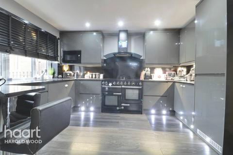 21 Daventry Gardens, Romford, RM3 7QU