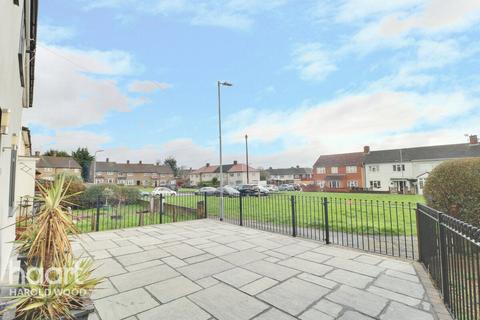 21 Daventry Gardens, Romford, RM3 7QU