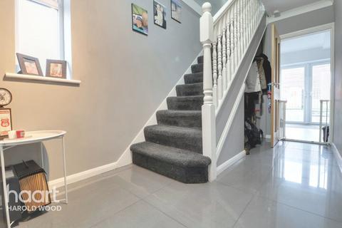 21 Daventry Gardens, Romford, RM3 7QU