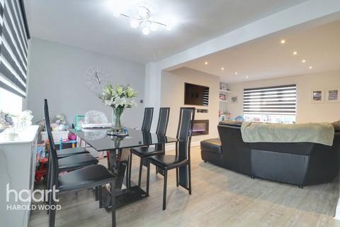 21 Daventry Gardens, Romford, RM3 7QU