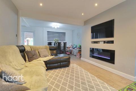 21 Daventry Gardens, Romford, RM3 7QU
