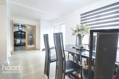 21 Daventry Gardens, Romford, RM3 7QU