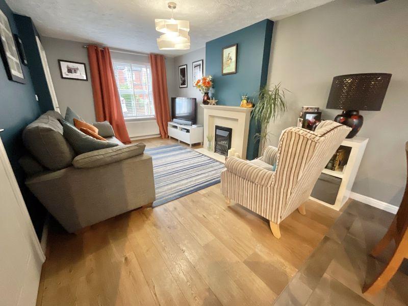 Navigation Loop, Stone 3 bed detached house £315,000