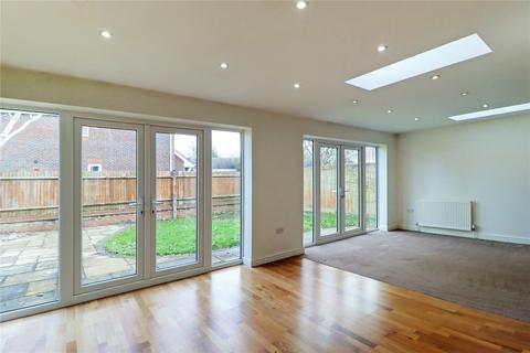 4 bedroom detached house to rent, Coulstock Road, Burgess Hill, West Sussex, RH15