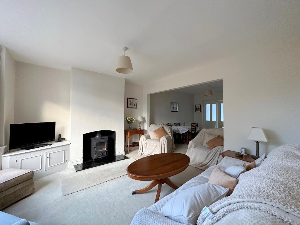 Bedford Road, Barton Le Clay, Bedfordshire, MK45 4PP 3 bed semi