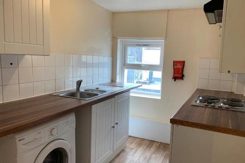 3 bedroom flat to rent, Desborough Road, Hp11