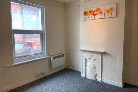 3 bedroom flat to rent, Desborough Road, Hp11