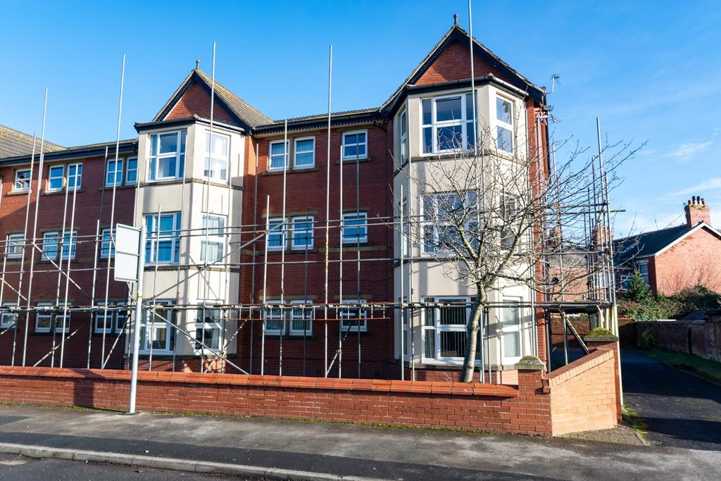 Arcon House, Park View Road, Lytham... 2 bed apartment £750 pcm (£173 pw)