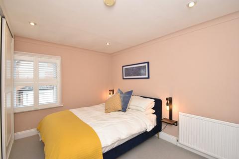 2 Springfield Lane, Weybridge, KT13 8AW