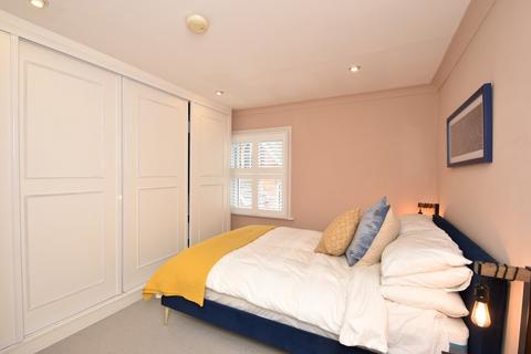 2 Springfield Lane, Weybridge, KT13 8AW
