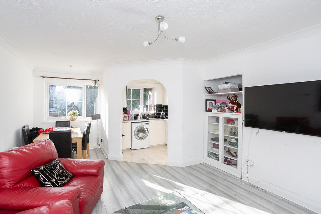 Northfield Gardens, Watford... 1 bed apartment £1,100 pcm (£254 pw)