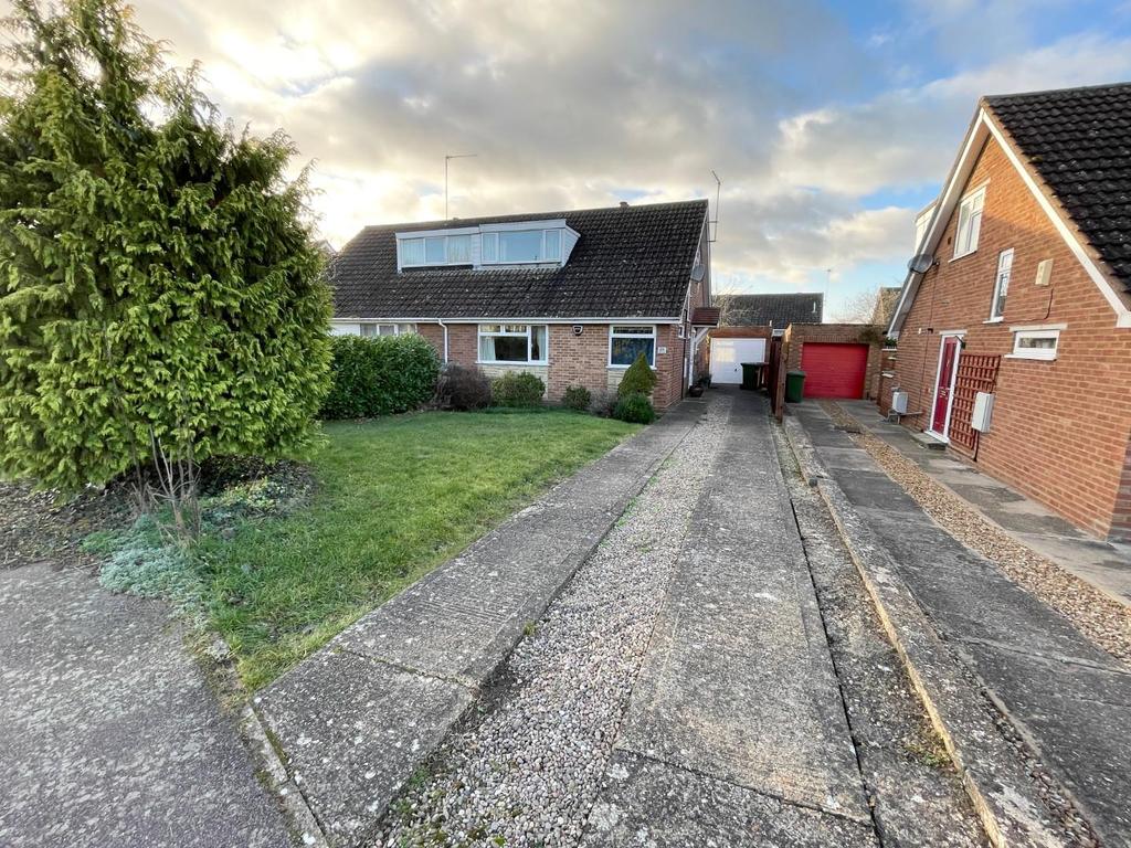 Priory Road, Wollaston... 3 bed semidetached bungalow £900 pcm (£208 pw)